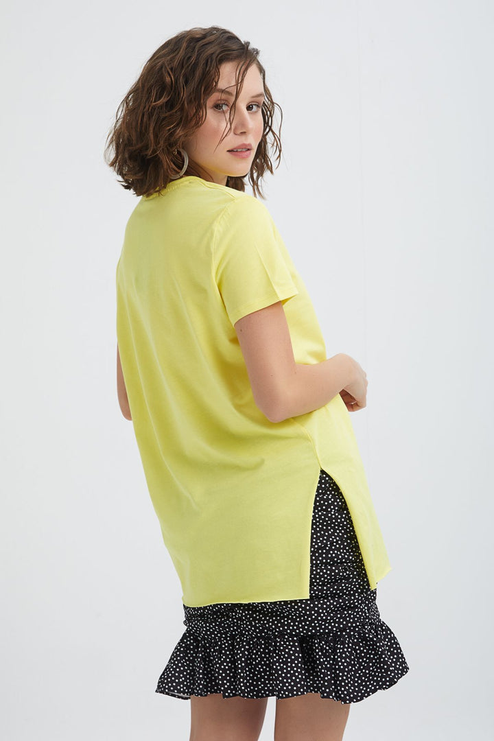 Bisiklet Yaka Yanı Yırtmaçlı Tişört Sarı