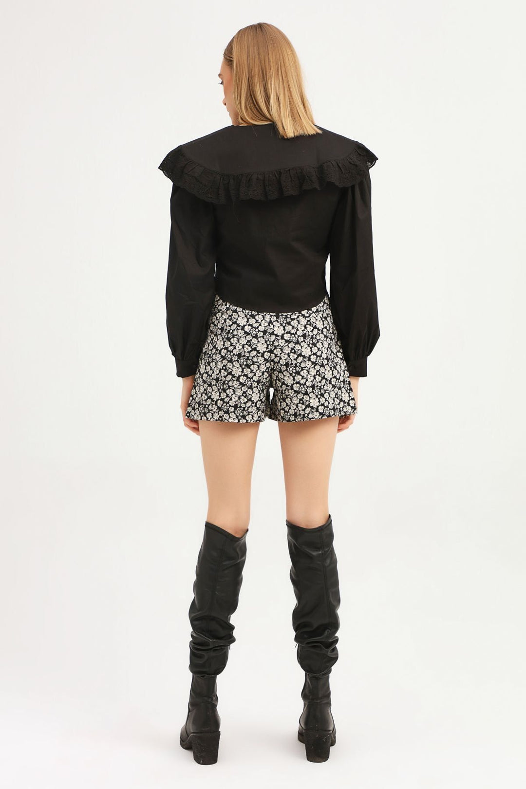 Çiçek Desenli Şort Siyah