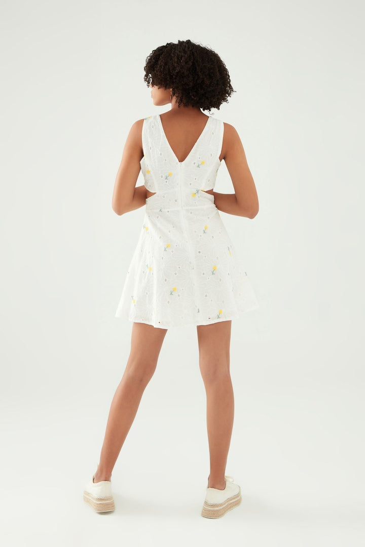 Çiçekli Dekolte Detaylı Mini Elbise Beyaz