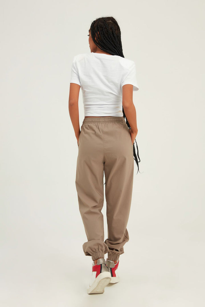 Kemer Aksesuarlı Vatkalı Tişört Beyaz