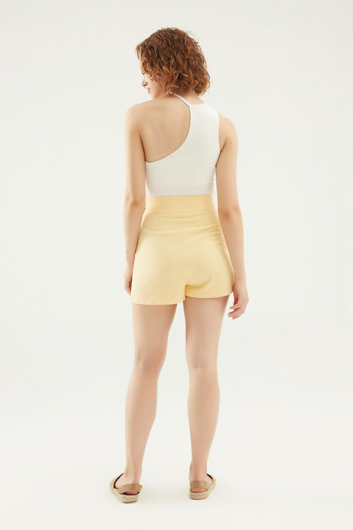 Toka Aksesuarlı Gabardin Şort Sarı