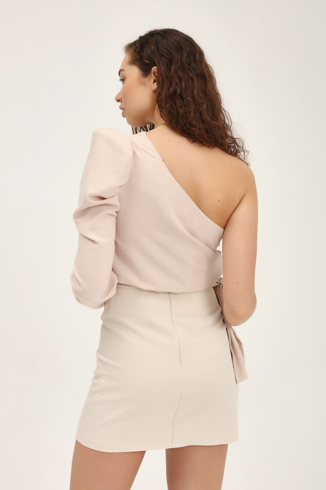 Tek Omuz Bağlama Detaylı Bluz Bej