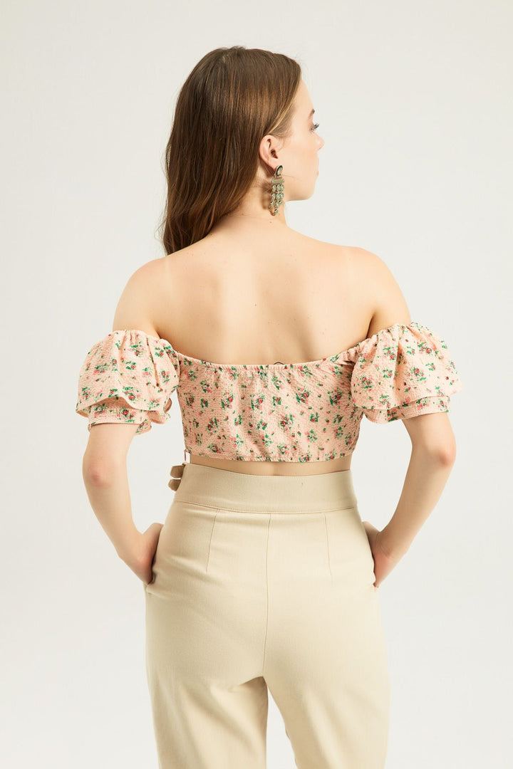 Çiçek Detaylı Büzgülü Crop Bluz Somon