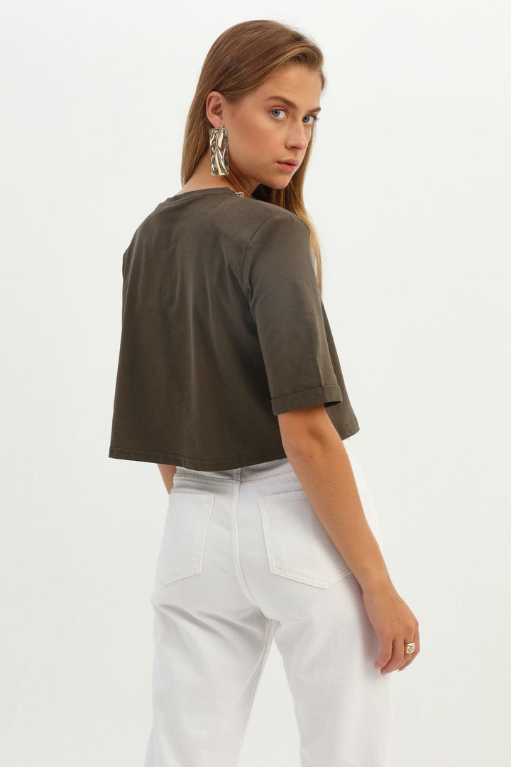 Vatkalı Zincir Aksesuarlı Crop Tişört Haki