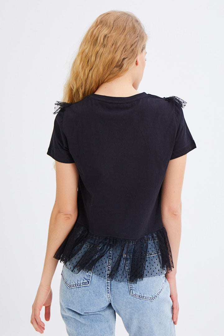 Etek Ucu ve Önü Tül Fırfır Detaylı Baskılı Tişört Siyah