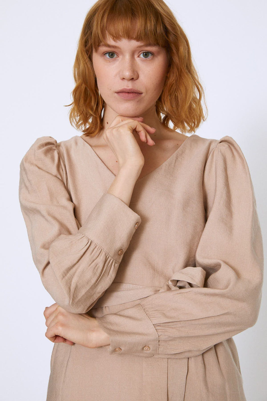 Beli Kuşaklı V Yaka Elbise Bej