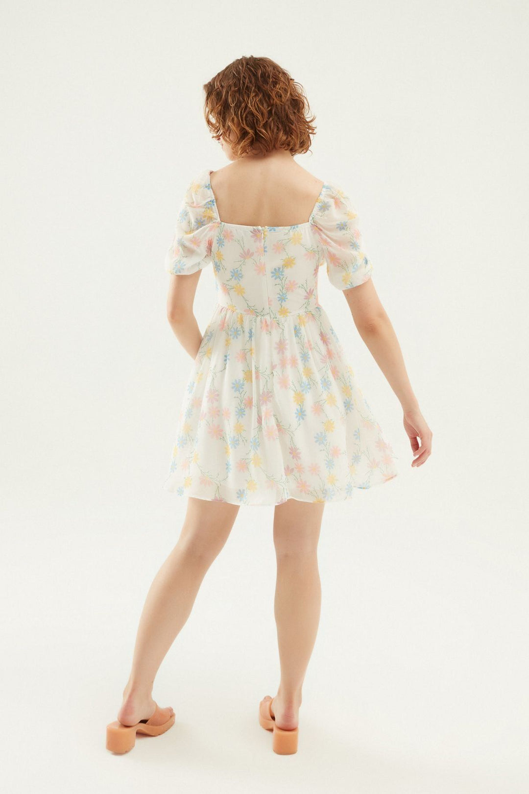 Çiçek Desenli Düşük Omuz Elbise Beyaz