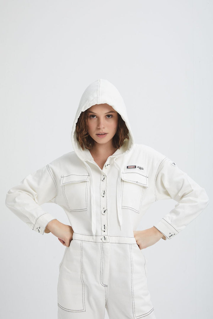 Kapüşonlu Önü Düğmeli Cep Detaylı Tulum Beyaz
