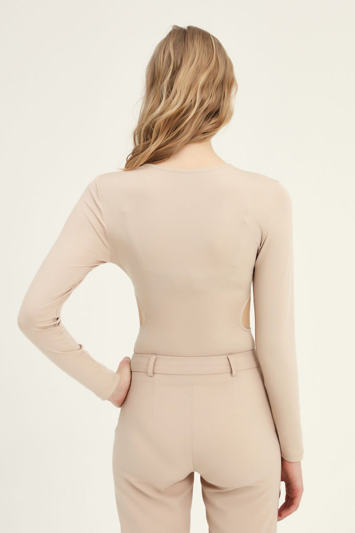Dekolte Detay Aksesuarlı Bodysuit Bej