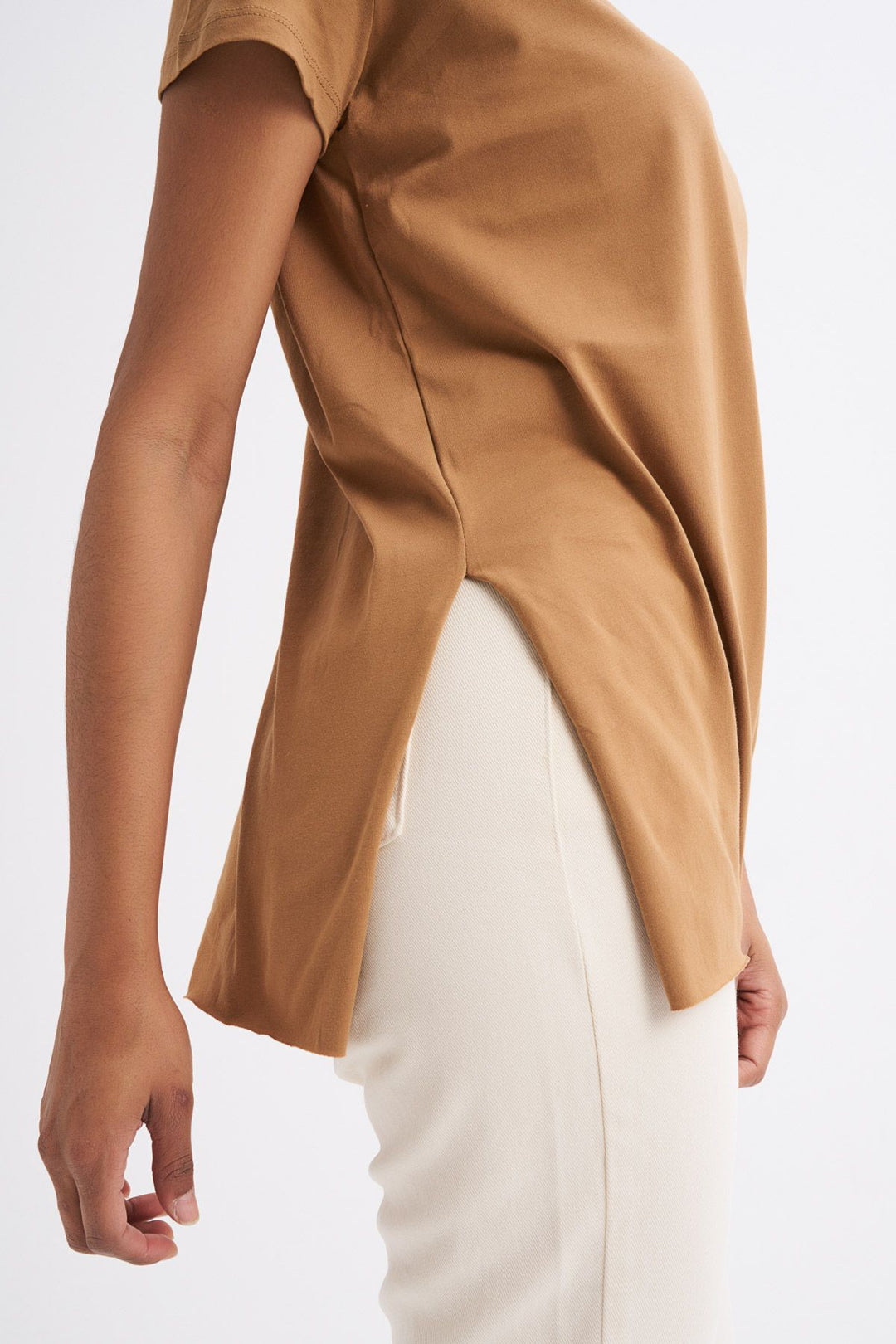 Bisiklet Yaka Yanı Yırtmaçlı Tişört Kahverengi