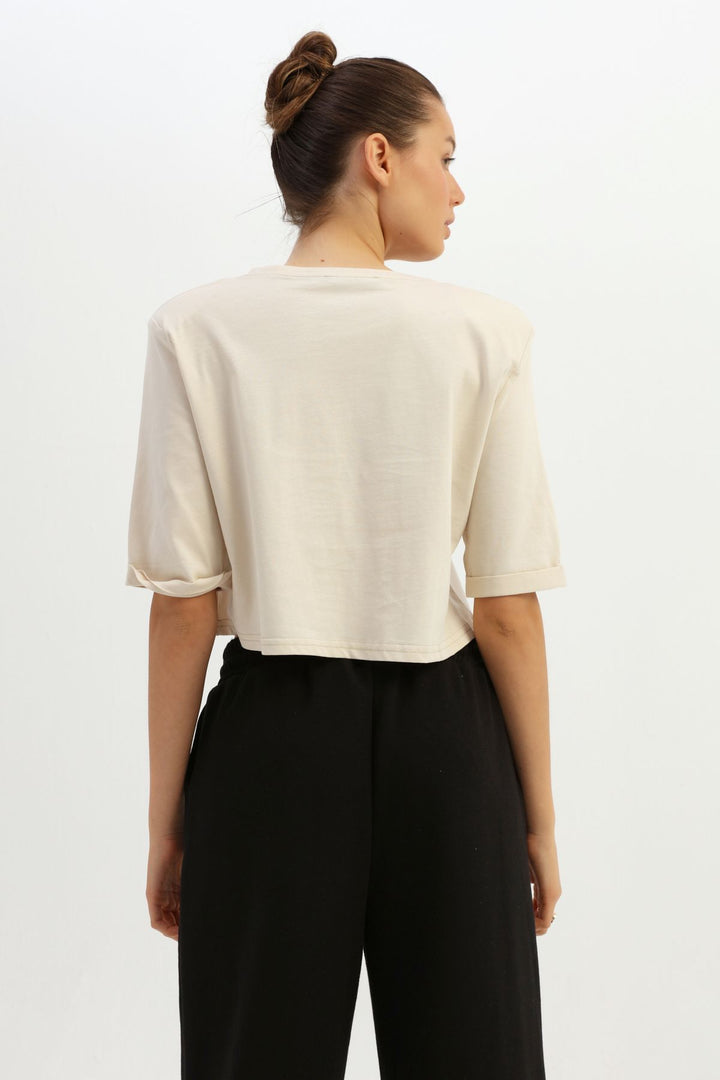 Vatkalı Zincir Aksesuarlı Crop Tişört Açık Bej