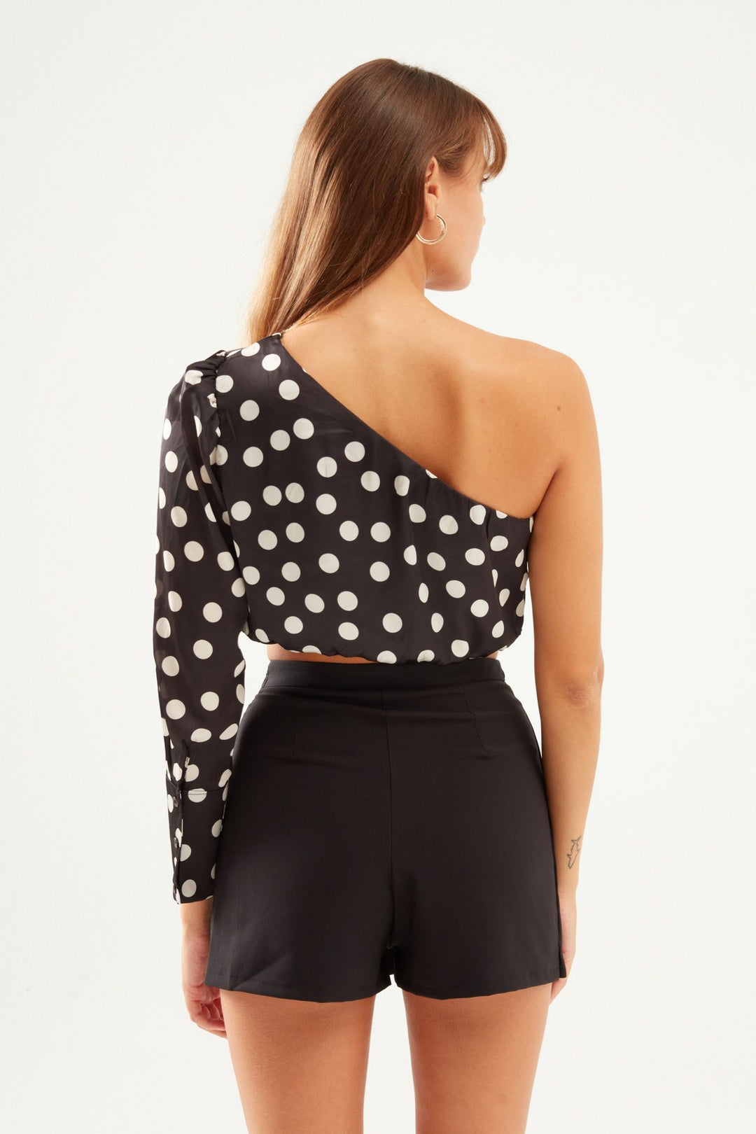 Puantiyeli Tek Omuz Saten Bluz Siyah