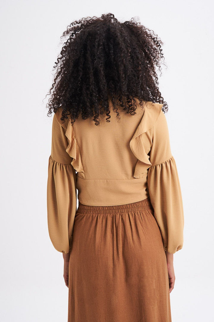 Önü Düğmeli V Yaka Fırfırlı Bluz Açık Camel
