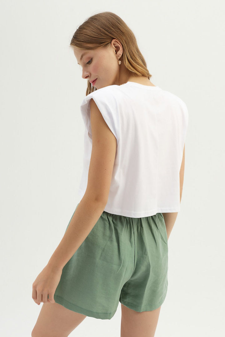 Vatkalı Aksesuarlı Crop Tişört Beyaz