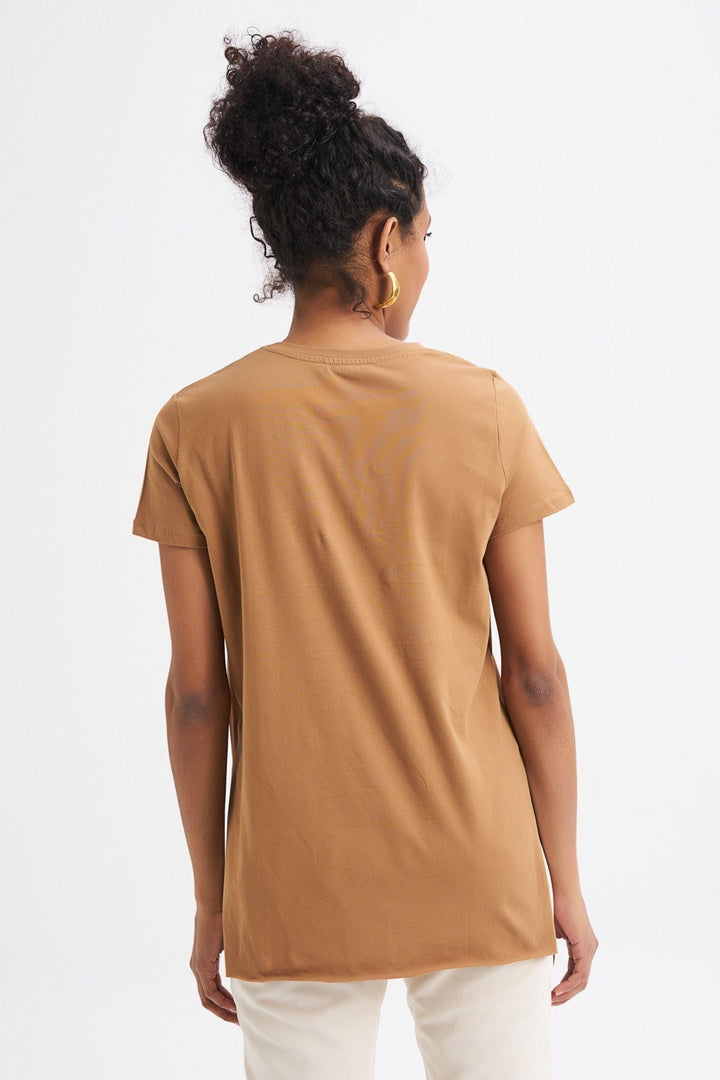 Bisiklet Yaka Yanı Yırtmaçlı Tişört Kahverengi