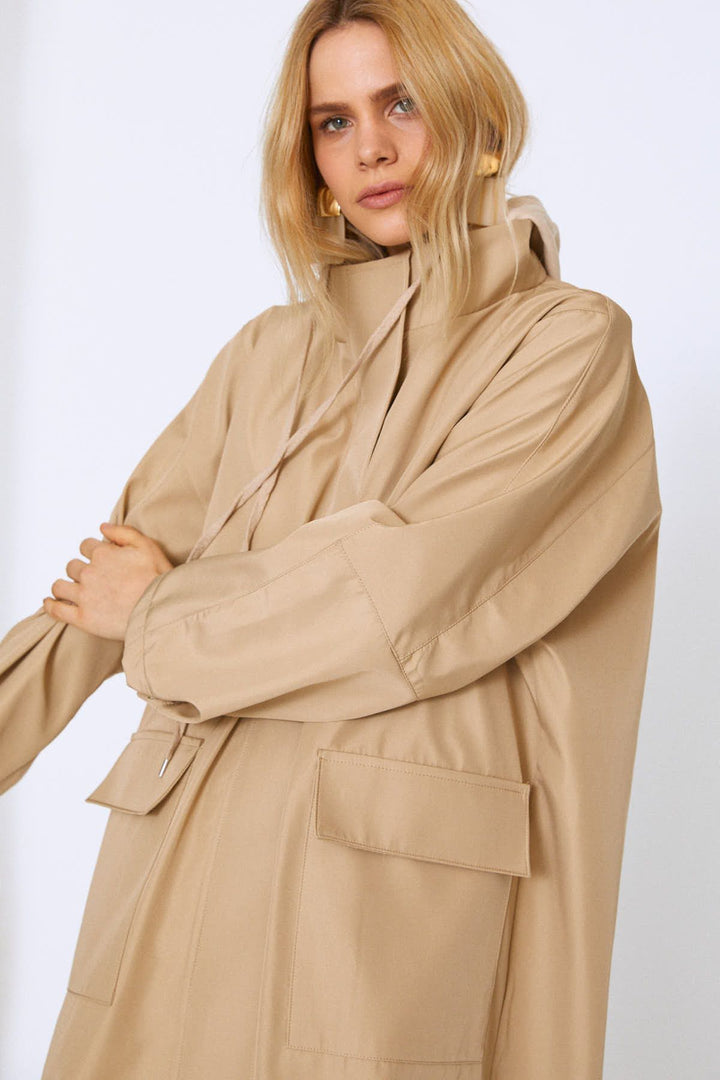 Arkası Baskılı Kapüşonlu Uzun Trençkot Bej