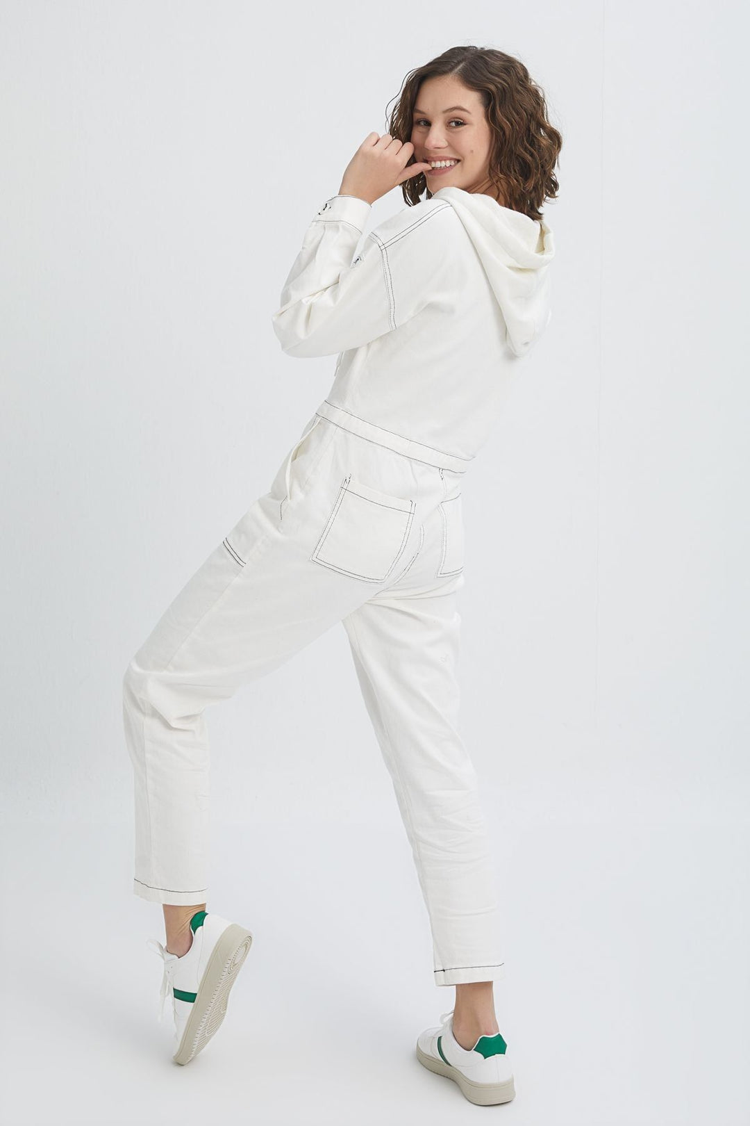 Kapüşonlu Önü Düğmeli Cep Detaylı Tulum Beyaz